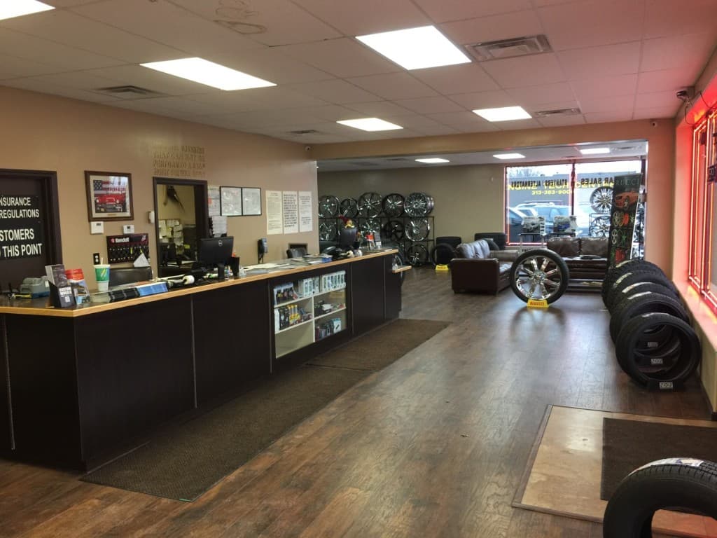 Jack's Auto Repair full-service shop on Fort Street — mechanical and collision under one roof